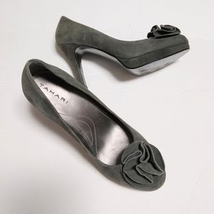 TAHARI grey suede platform Frankie pumps with rosettes, 7.5 M